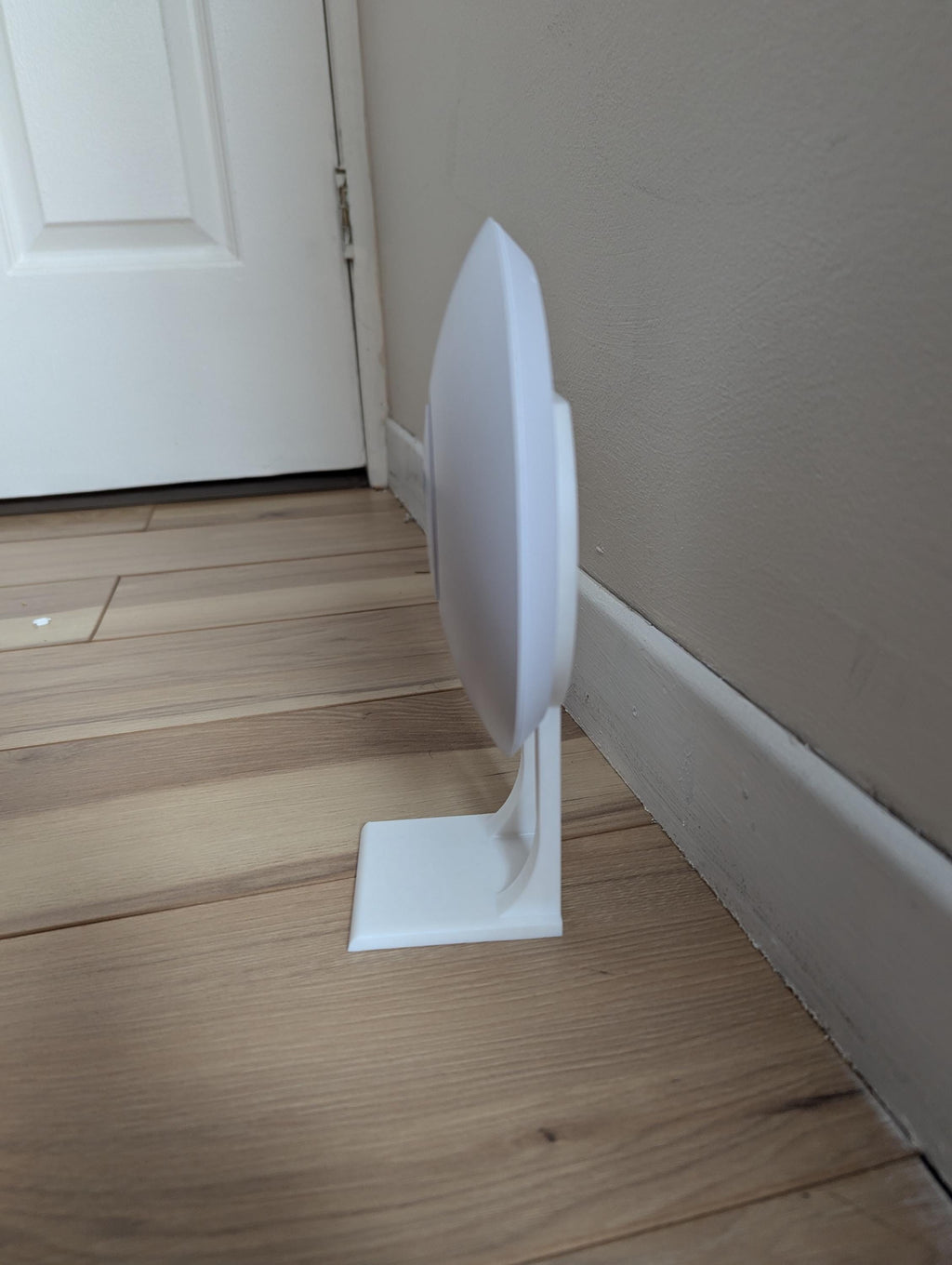 Slim Desk Stand for Ubiquiti UniFi E7 & Enterprise APs desk stand, detail view